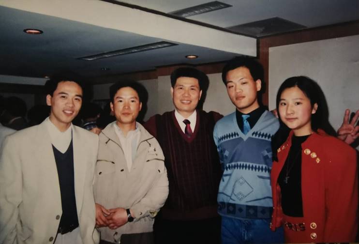 右二右一分别为高中91届三班考取清华大学的王经亮和陈艳红